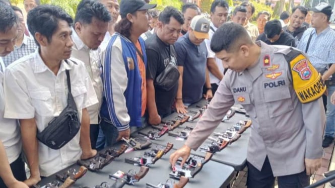 Wakapolres Gresik, Kompol Danu Anindhita Kuncoro Putro saat cek senjata api anggota