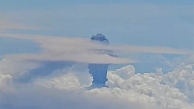 Penampakan Gunung Raung erupsi dari pantauan udara.