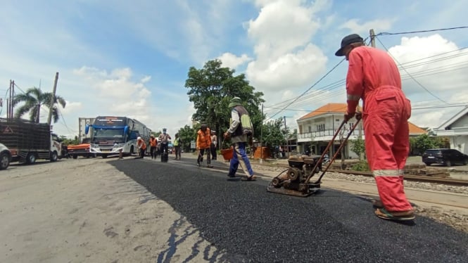 Petugas Melakukan Pengaspalan