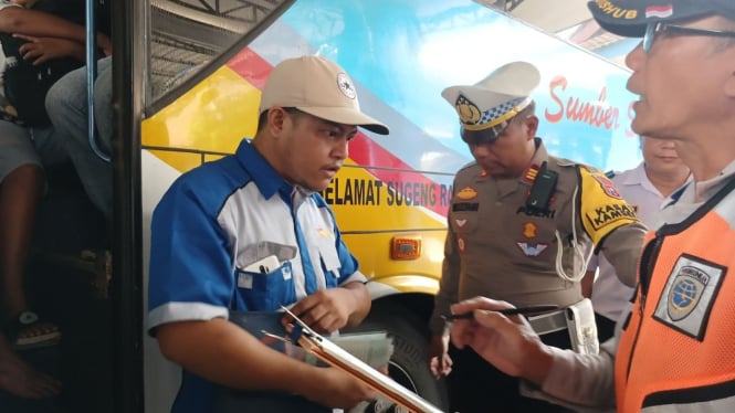 Petugas Gabungan Cek Kelayakan Bus di Terminal Mojokerto