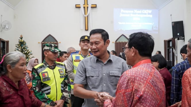 Bupati Lamongan meninjau sejumlah gereja di Lamongan