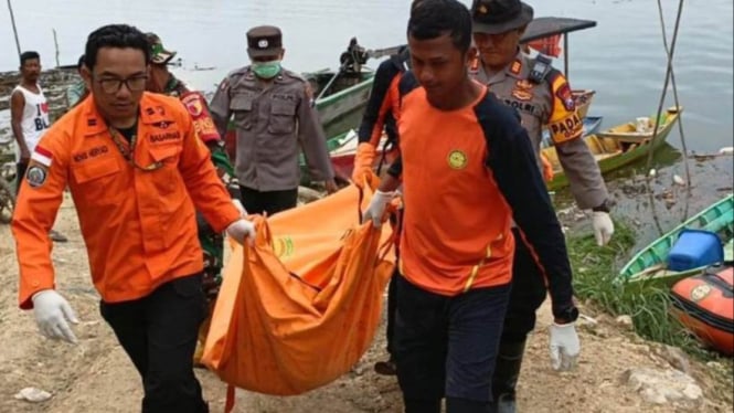 Petugas mengevakuasi jenazah korban tenggelam di Bojonegoro.