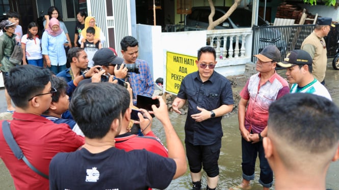 Adhy Karyono meninjau lokasi banjir di Sidoarjo