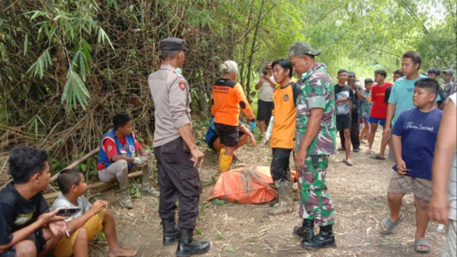 Kepolisian dan petugas BPBD evakuasi jenasah korban