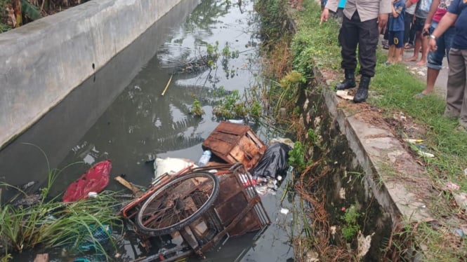 Tukang becak meninggal usai jatuh ke sungai di Lamongan.