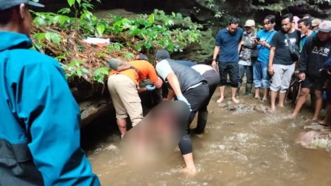 Penemuan mayat di aliran sungai yang berlokasi di perbatasan antara Kecamatan Poncokusumo dengan Kecamatan Tumpang, Kabupaten Malang, Jawa Timur.