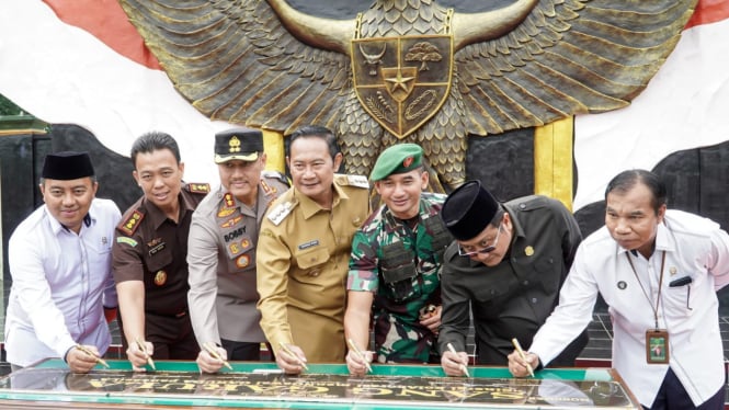 Bupati Lamongan saat meresmikan monumen Sang Garula.