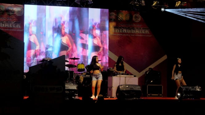 Performa DJ Ghea di Alun-alun Kabupaten Trenggalek.