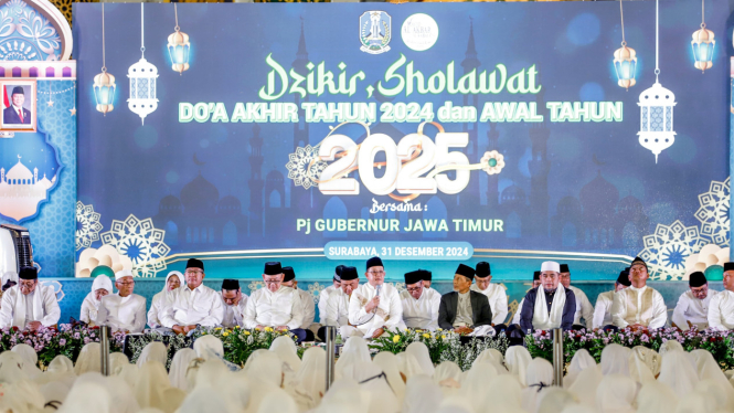 Dzikir, Sholawat dan Doa Bersama di Masjid Al Akbar Surabaya.