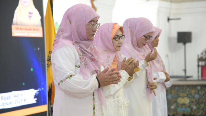 (Kiri) Ketua PC Muslimat NU Sumenep, Nyai Hj Dewi Khalifah