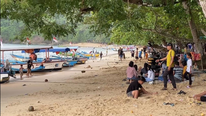 Suasana Pantai Karanggongso Trenggalek.
