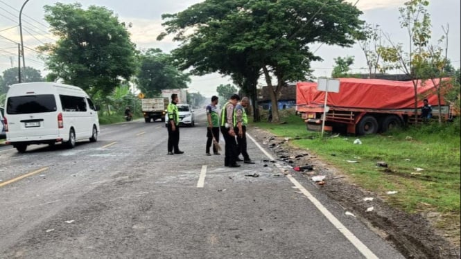 Polisi saat melakukan olah tempat kejadian.