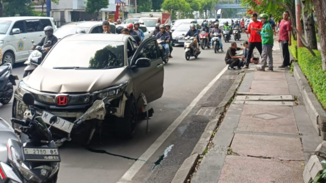 Mobil HRV usai terlibat kecelakaan di Surabaya