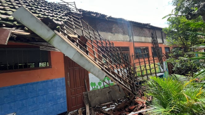 Atap gedung SDN Gunungan Dawarblandong, Mojokerto, ambruk