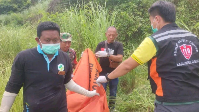 Petugas dibantu warga evakuasi kerangka manusia di area galian C Gresik