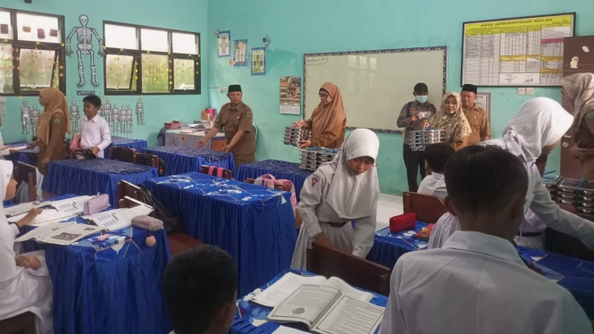 Pembagian MBG di SDN Larangan, Candi, Sidoarjo.