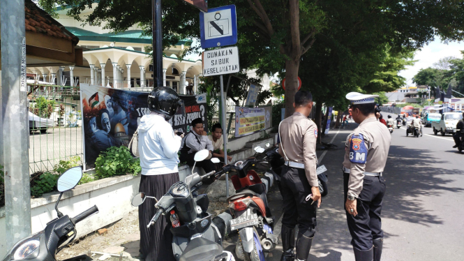 Pengendara motor terkena tilang di Perempatan Alun-alun Kota Kediri.