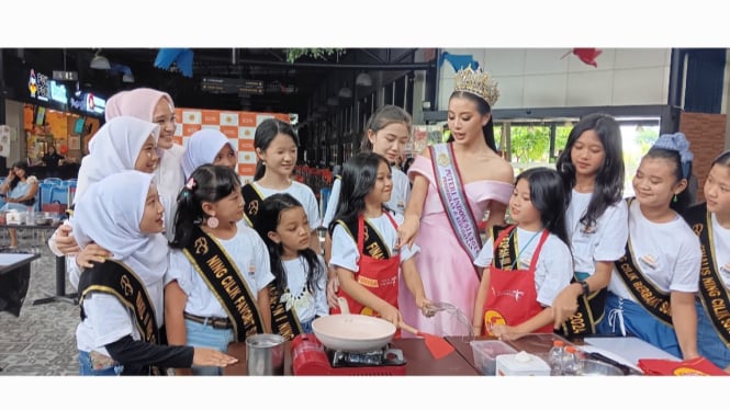 Puteri Indonesia Jatim Melati Tedja bersama Peserta Lomba Masak FINNA