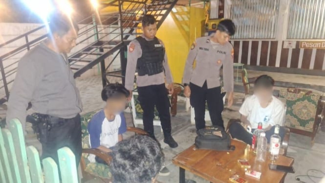 Empat pemuda kedapatan pesta miras di sebuah kafe Magersari, Kota Mojokerto saat didatangi petugas.