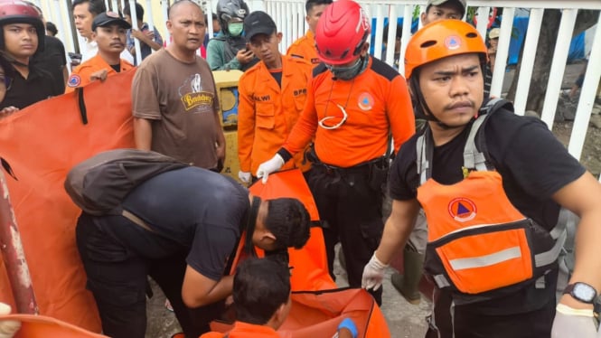 Petugas sedang memgevakuasi jasad bayi