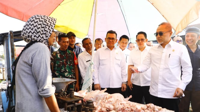 Pj Gubernur Adhy Karyono Mengecek Harga di Pasar Wisata Juanda Sedati