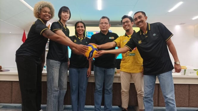 Wakil Ketua PLN Mobile Proliga 2025 Reginald bersama tim GPPI