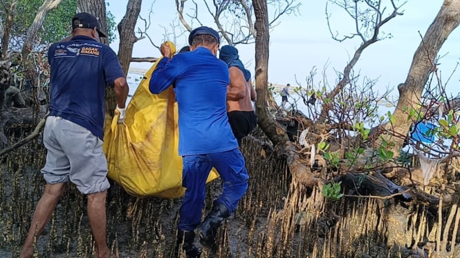 Evakuasi penemuan mayat tanpa identitas