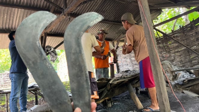 Bengkel Pandai Besi Sulton di Mojokerto