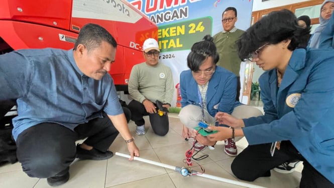 Mahasiswa Unair saat rangkai alat Esp 32 Cam.