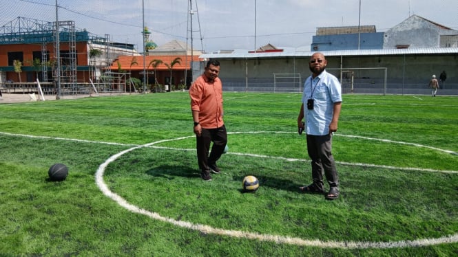 Muhammad Nur Yusuf (kanan) melihat lapangan mini soccer