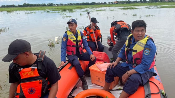 Petugas BPBD saat melakukan pencarian korban tenggelam