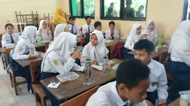 Siswa SMPN 13 Surabaya saat menyantap makan bergizi gratis.