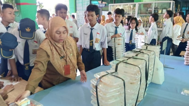 Kotak plastik dikumpulkan oleh siswa siswi SMPN 13 Surabaya