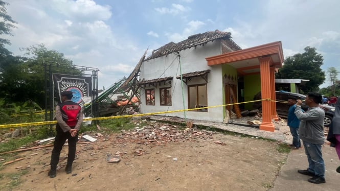 Rumah anggota polisi di Mojokerto porak-poranda akibat ledakan