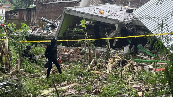 Kondisi rumah polisi di Mojokerto hancur usai ledakan