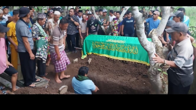 Prosesi pemakaman dua korban ledakan rumah di Mojokerto