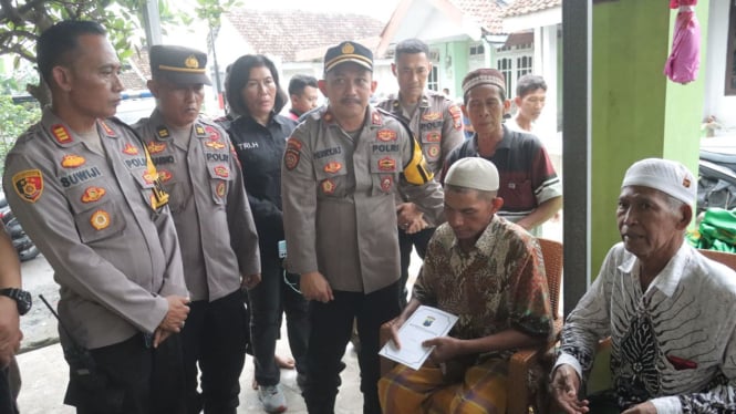 Polres Mojokerto saat menyerahkan bantuan kepada keluarga korban