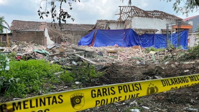 Kondisi TKP rumah polisi Mojokerto yang meledak.