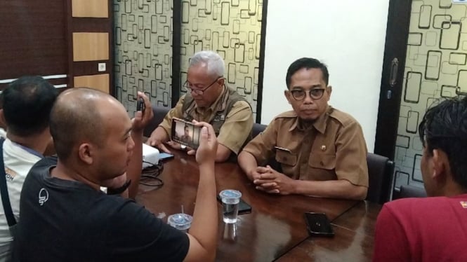 Kepala Komidag Trenggalek Saniran saat memberikan keterangan.