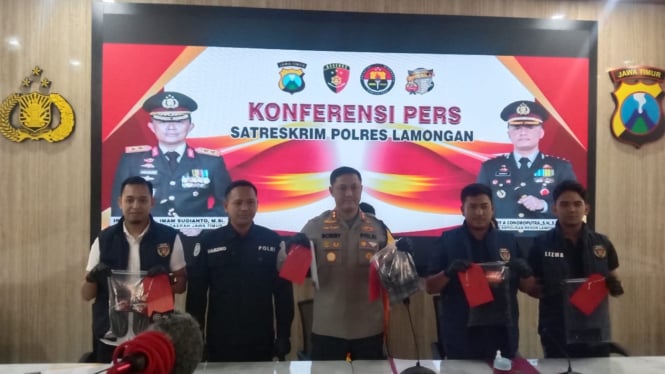 Kapolres Lamongan AKBP Bobby A. Condroputra menunjukkan barang bukti