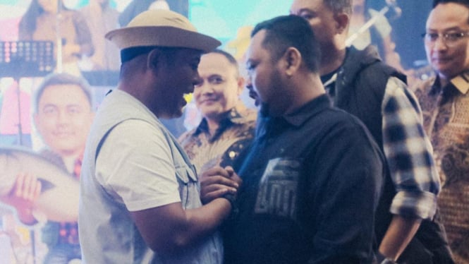 Bupati Gresik Fandi Akhmad Yani (kanan) dan Kapolres Gresik AKBP Arief Kurniawan dalam pisah sambut.