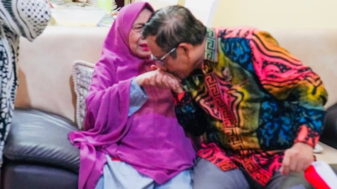 Mahfud MD bersama Ibunda Almarhumah Siti Khadijah