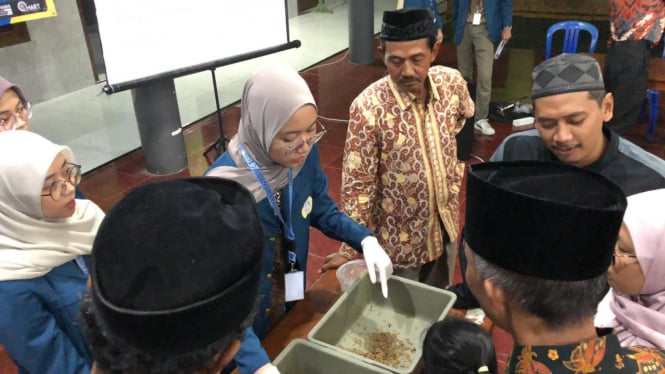 KKN Unair Surabaya memberikan edukasi budidaya maggot