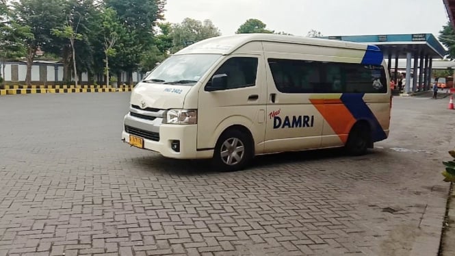 Damri Tulungagung-Pacitan saat transit di Terminal Gayatri.