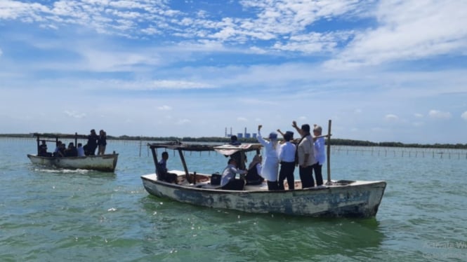 Petugas gabungan melakukan pemantauan pagar laut di tangerang