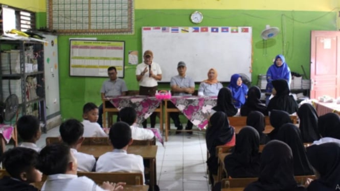 Imigrasi bagikan makan siang gratis di Serang, Banten