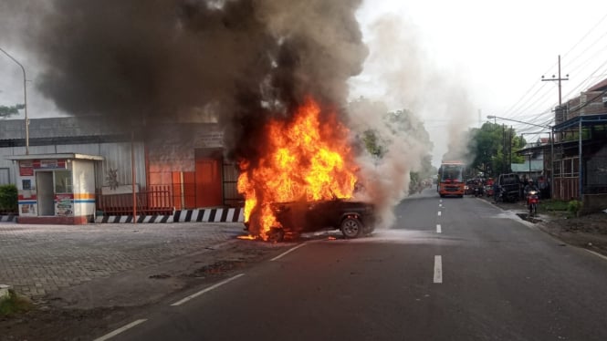 Mobil terbakar usai mengisi BBM di Tulungagung.