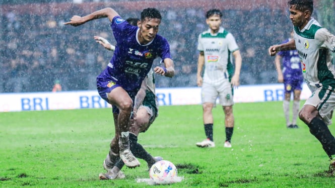 Persik Kediri vs PSS Sleman kondisi lapangan becek