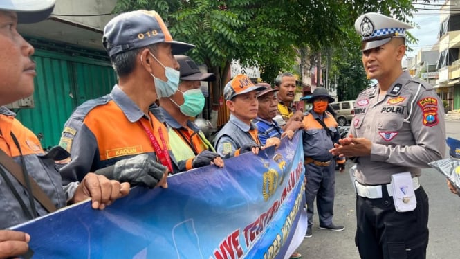 Polres Mojokerto Kota edukasi Jukir untuk ciptakan ketertiban lalu lintas.