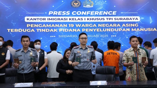 Konferensi Pers Imigrasi Surabaya.